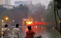 Cháy gần cầu Thê Húc, hồ Gươm