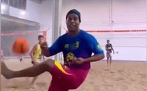 Ronaldinho gây sốt với kỹ thuật chơi bóng chuyền bằng chân