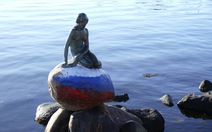 Nàng tiên cá ở Đan Mạch bị sơn màu cờ Nga