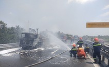 Xe tải chở tương ớt bốc cháy dữ dội trên cao tốc Trung Lương - Mỹ Thuận