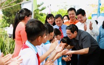 Thủ tướng thăm, trao quà cho Làng SOS Nha Trang và trẻ mồ côi do COVID-19