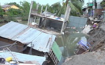 Sạt lở làm 1 căn nhà sụp xuống sông, 10 hộ dân bị cô lập