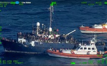 Thuyền trưởng bỏ tàu chở 400 người di cư gặp nạn, nhiều người nhảy xuống biển thoát thân