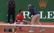 Bị xử ép, Djokovic thua trận và nổi giận đạp vào vợt
