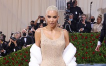Kim Kardashian vẫn dự Met Gala 2023 hậu chỉ trích phá nát váy 60 năm tuổi của Marilyn Monroe
