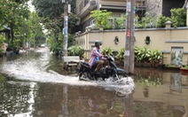 13 tiếng sau mưa, khu dân cư ở Bình Chánh vẫn ngập lai láng