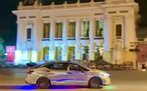 Bắt tài xế ô tô 'biểu diễn' drift gây náo loạn trước Nhà hát lớn Hà Nội