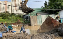 Xì ống nước trên đường Lương Định Của, nhiều nhà dân thiếu nước