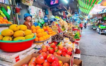 Trái cây ngoại ra chợ và lề đường, rẻ hơn cả hàng Việt