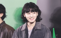 Kiểu tóc dài nữ tính gây sốt của Jungkook
