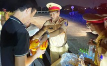 Về quê nghỉ lễ được cảnh sát giao thông Đà Nẵng dừng xe để tặng bánh trái