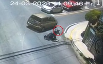 Thanh niên quăng xe máy khi bị ô tô tạt đầu