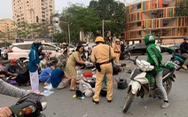 Ô tô tông 17 xe máy hư hỏng, 22 người bị thương ở Hà Nội