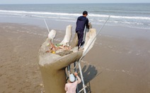 Những cánh tay bê tông khổng lồ ở bãi biển Hải Tiến, Thanh Hóa là chòi canh đuối nước?