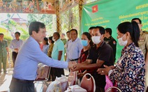 Tặng quà, khám phát thuốc cho người dân Campuchia