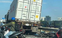 Xe container nổ lốp, tông nhiều xe máy trên đường dẫn cao tốc TP.HCM - Long Thành