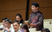 Đại biểu Bình Định mặc áo dài ngũ thân, đội khăn đóng đi họp Quốc hội