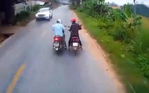 Hai người phụ nữ hồn nhiên dừng xe máy giữa đường tám chuyện