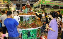 Du khách thích thú ăn chôm chôm miễn phí tại Lễ hội trái cây Long Khánh