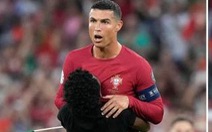 Ronaldo 'hết hồn' vì bị cổ động viên chạy vào sân nhấc bổng