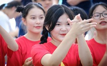 Trẻ em Đà Nẵng nhún nhảy, hát theo thủy thủ tàu sân bay Mỹ