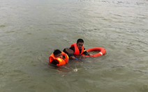 Cảnh sát cứu hai người nhảy cầu Bến Thủy