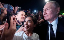 Video Tổng thống Putin xuống phố, chụp ảnh với công chúng