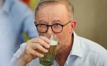Thủ tướng Úc hô ‘một hai ba dô’ khi uống bia hơi giữa Hà Nội nắng nóng