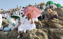Hàng ngàn người hành hương sốc nhiệt trong nắng nóng 48 độ C ở Saudi Arabia