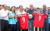 Thủ tướng Phạm Minh Chính và thủ tướng Úc gặp đội tuyển bóng đá nữ Việt Nam
