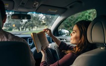 Vì sao dễ bị say xe khi đọc sách trên xe hơi?