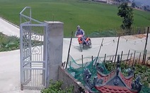 Chàng trai phóng xe máy như tên lửa, ôm cua tông vào cột cổng