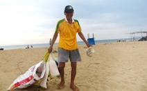 Ông già nhặt rác trên bãi biển