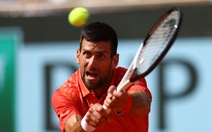 Alcaraz chấn thương, Djokovic thắng dễ để vào chung kết Roland Garros