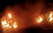 Ấn Độ: Xe khách lật ngang bốc cháy trong đêm, 25 người chết
