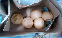 4 vật hình tròn nữ du khách mang từ Côn Đảo là trứng vích