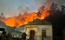 Cháy rừng uy hiếp nhà dân trong đêm, cả ngàn người đi dập lửa