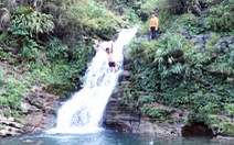 Tạm dừng tắm thác Du Già sau vụ du khách đuối nước