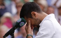 Djokovic đập vợt, rơi lệ ở trận chung kết Wimbledon