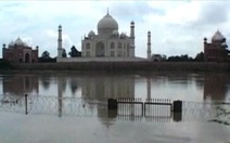 Nước lũ đe dọa kỳ quan thế giới Taj Mahal ở Ấn Độ