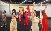 Đội áo dài múa cổ vũ tuyển nữ Việt Nam tại World Cup