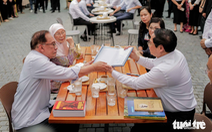 Thủ tướng Phạm Minh Chính và Thủ tướng Malaysia mua tặng sách và uống cà phê tại đường sách