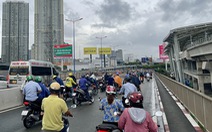 15 xe máy tông nhau trên cầu Sài Gòn