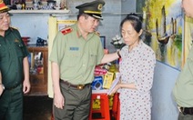 Thiếu tướng Đinh Văn Nơi thăm các gia đình liệt sĩ vụ tấn công 2 trụ sở UBND xã