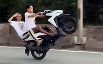 Triệu tập 4 thanh thiếu niên đi xe máy ‘làm xiếc’ trên quốc lộ 51