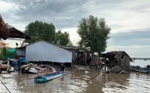 Sạt lở trên tuyến sông Cửa Lớn, bốn căn nhà sụp xuống sông