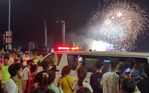 Dòng người xem pháo hoa nhường đường xe cứu thương qua cầu sông Hàn