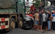Xe con của CLB Hoàng Anh Gia Lai bị xe ben tông rồi đẩy vào xe tải ngược chiều