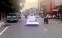 UFO chạy băng băng trên đường phố ở Thái Lan