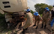 Công binh Việt Nam 'giải cứu' xe gặp nạn do mưa lớn ở Abyei